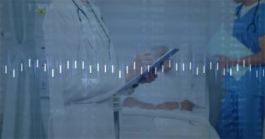 Doktor tableti tıklatırken ve hasta bakımı için hasta bakıcı arşivini çevirirken dalga fırıl fırıl atıyor. Tıbbi, sağlık, teknoloji, klinik, tanı, dijital, profesyonel