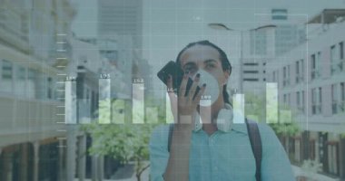 Adam akıllı telefonu maskelemek ve AR çubuğu grafikleri oluşturmak için tutuyor ve analitik kaplamaya evrimleşiyor. Teknoloji, yenilik, kentsel, veri, analitik, iletişim, fütüristik