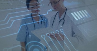 Genç hemşire hasta tartışması için bar çizelgelerini gösteren bir dosya tutuyor. Tıbbi, sağlık, teknoloji, yenilik, işbirliği, fütüristik, dijital