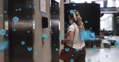 Lobi teknisyeni asansörü bekleyen ikonları kullanarak arama paneli dinleme düğmesine yaklaşıyor. İş, teknoloji, modern, yenilik, bağlantı, arayüz, dijital