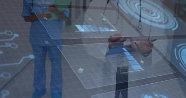 Holografik panellerde Stylus 'u tıklatan doktor ve hasta verilerini güncellerken hemşire grafiklerini ayarlayan hemşire. Dijital, yenilikçi, fütüristik, sağlık, işbirliği, teknoloji, profesyonel