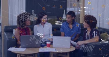 Dijital veri büyümenin haritasını çıkarırken hoparlör yükseltme ekibi projeyi tartışıyor. İşbirliği, takım çalışması, yenilik, modern, profesyonel, beyin fırtınası, veri görselleştirme