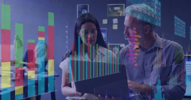 Ana meslektaşlarım dizüstü bilgisayarları inceliyor ve personel dokümanları dağıtırken finansal çizelgeleri inceliyor. Analiz, takım çalışması, veri görselleştirme, işbirliği, ofis, teknoloji, profesyonel