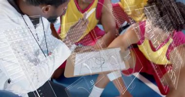 Basketbol koçu, veri örtüsü ortaya çıkarken panoda savunma oyunları çizen keçeli kalemleri açıyor. Spor stratejisi, takım işbirliği, dijital analitik, koçluk, eğitim oturumu, taktik planlama, atlet geliştirme