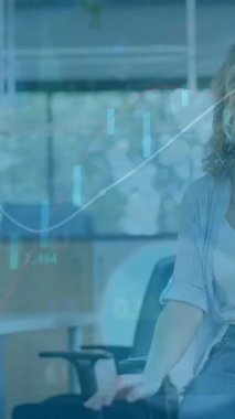 Finansal veri animasyonu işleniyor, çeşitli iş adamları ofiste işbirliği yapıyor. takım çalışması, işbirliği, finans, yönetim, şirket, analiz