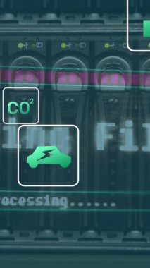 Bilgisayar sunucularında ekolojik simgelerin ve veri işlemlerinin animasyonu. Küresel hesaplama, dijital arayüz ve veri işleme kavramı dijital olarak oluşturulmuş video.