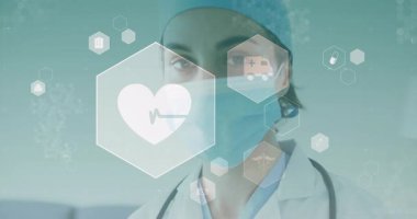 Doktor kalp ikonunun ortaya çıkışını ve nabzını seyrederken ambulans ya da ilaç ikonları sağlık verilerini takip ediyor. Tıbbi, sağlık, dijital, yenilik, profesyonellik, klinik, teknoloji