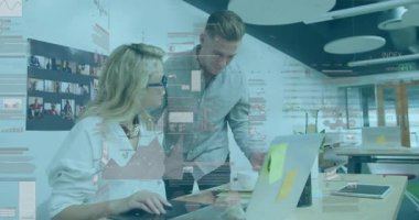 Bir kadın veri göstergelerini yazarken ve açarken bir erkek grafikleri gösterip analiz ediyor. İşbirliği, takım çalışması, analitik, iş, üretkenlik, yenilik, modern