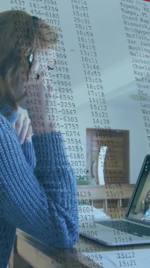 Kafkasyalı bir kadının dizüstü bilgisayarında video kaydı olması üzerine veri işleme animasyonu. Küresel ağ ve iş teknolojisi kavramı