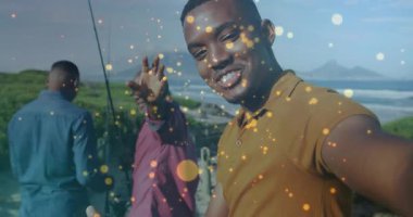 Akıllı telefon babaları ve oğullarıyla rıhtımda yürüyüp balık tutma çubuklarını filme almak ve seyahat hayranlarını davet etmek. Manzara, eğlence, macera, gündelik, açık hava, bağ, keşif