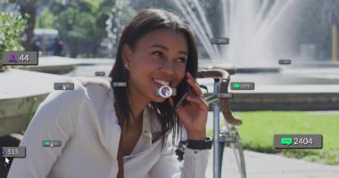 Parkta akıllı telefondan arayan bir kadın sosyal baloncukların yükselmesine neden oluyor. Açık hava, eğlence, iletişim, cep telefonu, doğa, sağlık, teknoloji.