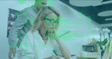 Kadın iş toplantısında notlar yazarken erkek teklifler sunuyor ve önemli sahneleri canlandırıyor. İşbirliği, işbirliği, tartışma, beyin fırtınası, profesyonellik, çalışma alanı, verimlilik