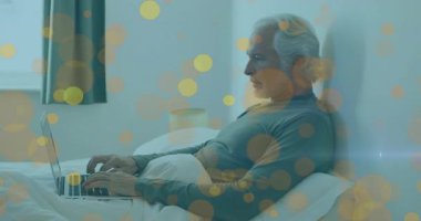 Adam teknolojide dizüstü bilgisayarda yazarken sarı daireler yoğunlaşıyor, mavi işaret fişeği ekranı kesişiyor. Serbest Yazıcı, uzaktan çalışma, rahatlama, konforlu, dijital, modern, konfor