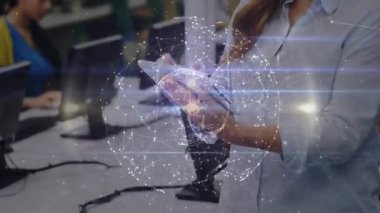 Kadın analist tableti tıklatıyor ve araklıyor. Bilgisayarda gençlerle holografik veri küresi oluşturuyor. Teknoloji, yenilik, işbirliği, dijital, fütüristik, çalışma alanı, iletişim