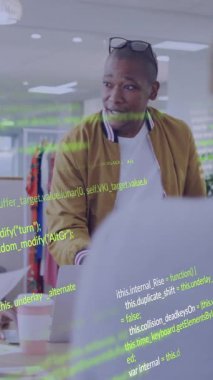 Çeşitli takımlar yeşil kodlama animasyon örtüsüyle ofiste işbirliği yapıyor. İşbirliği, takım çalışması, yenilik, teknoloji, yazılım geliştirme, beyin fırtınası