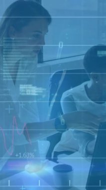 Ofisteki çeşitli iş adamları üzerinde finansal veri işleme animasyonu. Küresel iş ve dijital arayüz kavramı dijital olarak oluşturulmuş video.