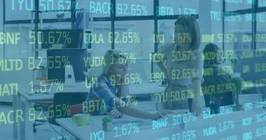 Mimarlık ekibi yüzde değişikliklerini takip ederken plan çiziyor ve veri örtüsünü başlatıyor. İşbirliği, takım çalışması, beyin fırtınası, veri analizi, modernleşme, kurumsal, profesyonel