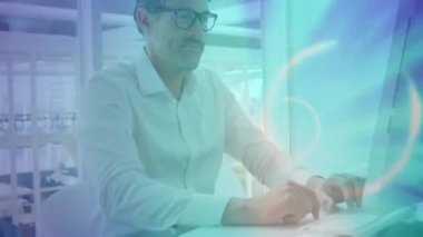 İş ofisinde bilgisayarda yazan olgun bir adam, ellerin etrafında dönen veri akışını görselleştiriyor. Profesyonel, çalışma alanı, teknoloji, yenilik, konsantrasyon, üretkenlik, modern