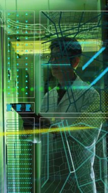 Sunucu odasındaki Asyalı erkek çalışanın veri işleme animasyonu. küresel iş ve dijital arayüz kavramı dijital olarak oluşturulmuş video.