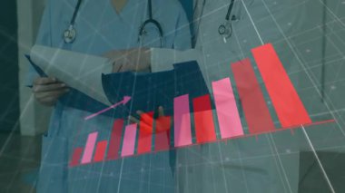 Hemşireler sayfaları çeviriyor ve doktorlar iyileşme sürecini gösteriyor. Tıbbi, işbirliği, veri, analitik, ilerleme, sağlık, takım çalışması