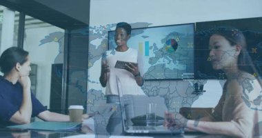 Toplantıda tableti tıklatan ve satış verileriyle animasyon dünya haritası oluşturan sunucu. İş, analitik, dijital, kurumsal, teknoloji, strateji, takım çalışması