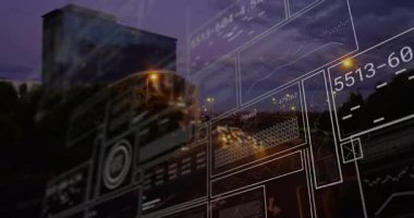 Mor gökyüzü arayüzü altında hareket eden otoban trafiği kayboluyor. Yüksek çözünürlüklü paneller verileri güncelliyor. Gelecekçi, teknoloji, gösterge paneli, veri görselleştirme, gece manzarası, yenilik, hareket