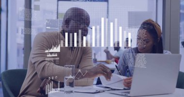 Kıdemli akıl hocası ve akıl hocası belgeleri inceliyor ve gümüş dizüstü bilgisayarla kalem tutuyor. İşbirliği, akıl hocalığı, takım çalışması, profesyonel, yenilik, strateji, modern