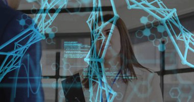 Spor ceketli kadın elinde tablet, takım elbiseli iş arkadaşı ofiste 3 boyutlu moleküler modeli inceliyor. Teknoloji, yenilik, işbirliği, araştırma, veri görselleştirme, fütüristik, profesyonel