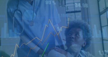 Steteskopla ayakta duran hemşire klinikte hastanın omuz omuza, çizelgelerle örtüşüyor. Tıbbi, bakım, profesyonel, aydınlatma, destek, analitik, konfor