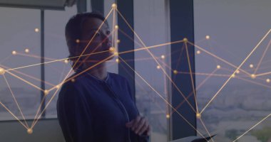 Ofis penceresinin yanında mavi blazer ceket giyen, elinde dijital ağ kaplamalı tablet tutan bir kadın. Şirket, teknoloji, fütüristik, parlak, yenilik, dijital, modern