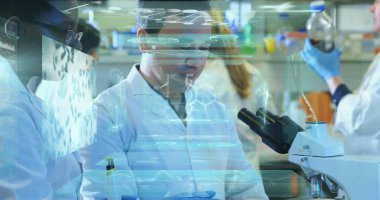 Laboratuar bankında moleküler diyagramlarla mikroskop altında bileşik örneklerini inceleyen bir aracı. Bilim insanları, araştırma, yenilik, teknoloji, işbirliği, tanı, deneysel