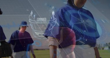 Kırmızı kasklı, mavi formalı beyzbolcu sahada dikiliyor, dijital kaplamalı. Sporcular, spor, eğitim, teknoloji, performans, takım çalışması, yenilik