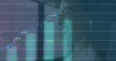 Gözlüklü kadın, ofis penceresinde beyaz gömlek, mali tabloları, fotokopi alanı. İş kadını, finans, veri analizi, analitik, sanayi, şirket, teknoloji