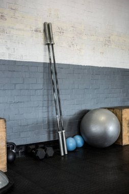 Spor aletleri duvardan duvara, fitness stüdyosunda.
