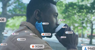 Fincandan kahve yudumlayan mavi yüzlü adam, yüzen sosyal simgelerle parktaki bankta oturuyor. Açık hava, rahatlama, teknoloji, yaşam tarzı, doğa, iletişim, gelişigüzel