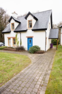 Beyaz iki katlı ev banliyöde mavi kapılı, yatakhane pencereli, çalılıklı bir ev. Konut, mimari, zanaatkar, manzara, dış mekan, modern, rahat