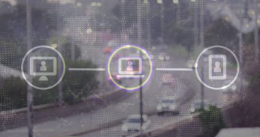 Otoyol sahnesinde ağ örtüsü gösteriliyor, nokta matris ve dizüstü bilgisayar akıllı telefon simgeleri görüntüleniyor. Bağlantı, teknoloji, dijital, kentsel, ulaşım, soyut, iletişim