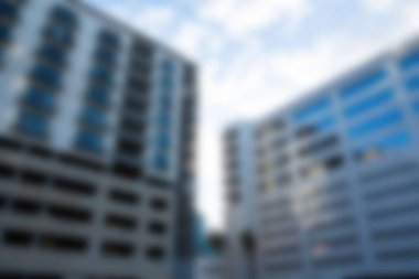 Şehirdeki gökyüzüne karşı modern binaların odaksız görüntüsü