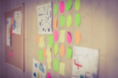 Ahşap duvarda yapıştırıcı notlar var.