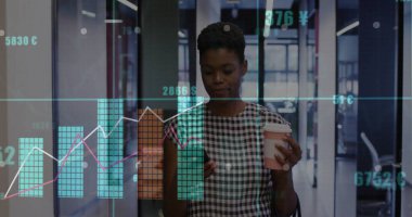 Ofis koridorunda elinde kahve fincanı tutan şık elbiseli bir kadını mali tablolarıyla görmek. Profesyonel, kurumsal, şık, modern, dijital, analitik, iş kadını