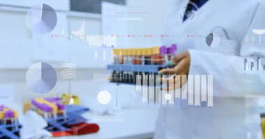 Laboratuvar önlüklü bilim adamı laboratuvarda dijital veri örtüleriyle kan testi tüplerini inceliyor. Tıbbi, araştırma, biyoteknoloji, bilimsel, analiz, veri, kesinlik