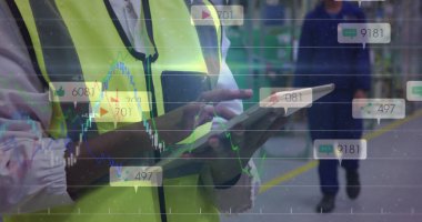 Depoda çelik yelek tıklama tableti, metal raflar, sarı zemin işaretleri denetleme işçisi. Sanayi, lojistik, teknoloji, verimlilik, organizasyon, yazılım, depolama