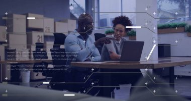 Ofis konferans masasındaki iş arkadaşına dizüstü bilgisayar, defter ve bitkilerle rehberlik eden adam. İşbirliği, profesyonellik, takım çalışması, modern, çalışma alanı, yenilik, iletişim