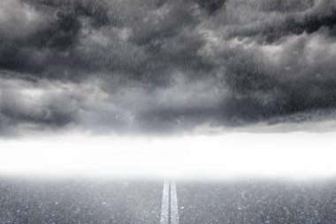 Islak asfalt yol, fırtına bulutları altında dümdüz dizayn edilmiş şekilde sise doğru uzanıyor. Fırtına, atmosfer, karamsar, ıssız, manzara, hava, dramatik