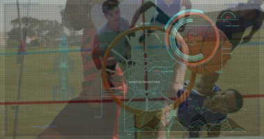 Jersey 'de smaç atan bir oyuncu dışarıda sahada top tutuyor, HUD takip yörüngesine sahip. Sporcular, yarışma, performans, takım çalışması, spor giyimi, kinetik, dinamik