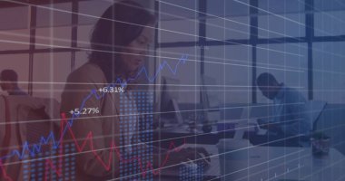 Açık planlı ofiste dizüstü bilgisayarda çalışan spor ceketli bir kadın. Finansal grafiklerle örtüşüyor. Çalışma alanı, işbirliği, finans, modern, profesyonel, teknoloji, veri