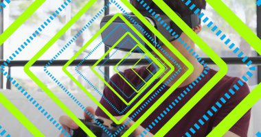 Oyun kumandasını kullanarak, VR kulaklık takan genç bir çocuk evdeki koltukta cam pencerelerle, fotokopi odasıyla. Teknoloji, yenilik, eğlence, modern, sürükleyici, gençlik, eğlence