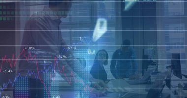 Konferans odasında dizüstü bilgisayar ve çizelgelerle veri projeksiyonlarını inceleyen üç profesyoneli inceliyorum. İş, takım çalışması, şirket, strateji, modern, üretkenlik, analitik