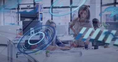 Baskıları gözden geçiriyoruz, iki kadın ofisteki yapıları gösteriyor sulu ve dijital kaplamalı. İşbirliği, yenilik, üretkenlik, modern, teknoloji, çalışma alanı, takım