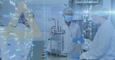 Biyolojik reaktörü inceleyen üç kadın bilim adamı laboratuarda test tüpleri ve kontrol paneliyle verileri inceliyor. Araştırma, yenilik, kesinlik, işbirliği, modern, bilim, biyoteknoloji